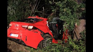 Auto prallt gegen Baum: Tödlicher Verkehrsunfall nach Kirmesbesuch