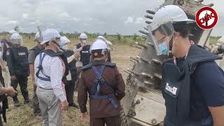 H.E. John Sanderson pays a visit to CMAC minefield in Battambang.