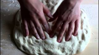 Impasto per pizza con poolish e lievito madre con pieghe di rinforzo