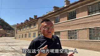 内蒙包头深山一座废弃矿区，万人小镇只剩几人，大片房子没人住