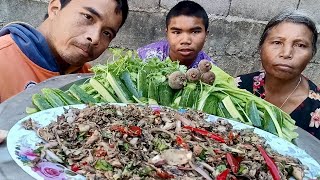 ก้อยน้ำตกปลาทูแชบๆพาแม่และน้องกิน#สีเทียน #eating #eating