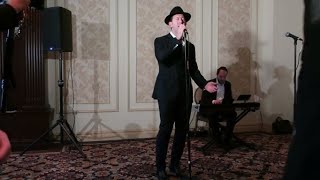 Shmuly Schneider sings Basi Legani (Yonatan Shainfeld) at a chuppa