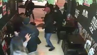 Hasta con un hacha, delincuentes atacaron a hinchas de Millonarios en un bar