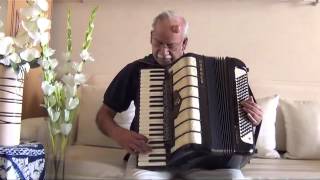 SHESHADRI SINGS.. TUM ROOTHI RAHO THROUGH HIS ACCORDION.avi