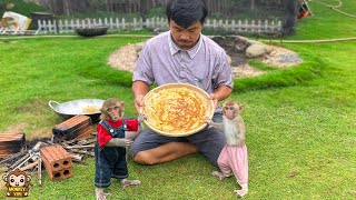 Grandpa takes YiYi and YinYin to harvest corn to make delicious cakes