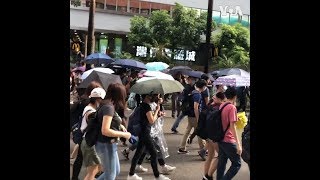 香港831-民众呼喊“光复香港”向遮打花园行进