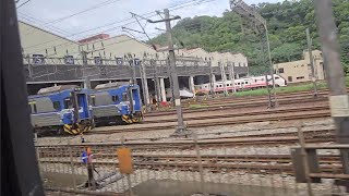 2153次基隆發車經由山線開往嘉義的EMU705+EMU706阿福號區間車，和1136次北湖發車經由宜蘭線開往瑞芳的銀綠色微笑號十輛一編組EMU900型區間車