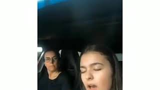 Primeira vez que a mãe ver a filha cantando