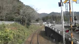 長良川の畔にある洲原駅に到着する長良川鉄道線上りナガラ300形の後方展望