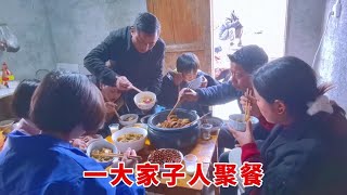 20250121-女儿高中放假了，老田炖一锅牛脚，喊上一大家子吃，人多就是热闹