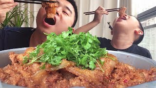 【超小厨】3斤猪肉做一锅粉蒸肉，父子俩大口吃肉，大口吃饭，真爽！