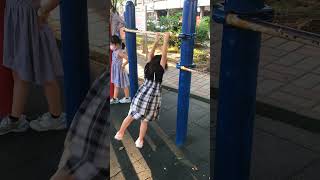 幼兒園小朋友吊單槓完美落地