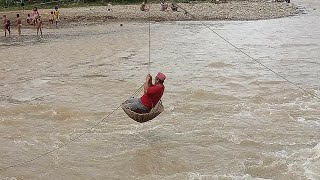 Ngeri, Anggota DPR RI ini Nekad Bergantung Tali Temui Korban Banjir di Pasaman Barat