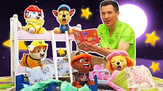 Comment mettre les chiots au lit? 😴🛌 Jeux avec jouets de la Pat Patrouille pour enfants