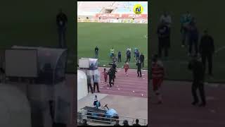 بالفيديو: جماهير الاحمر والابيض ترشق اللاعبين بالقوارير