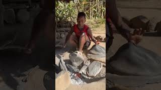 Ari’s tribe traditional blacksmith #short #ethiopia #omovalley #omoregiontours #omoriver #shortvideo