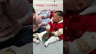 姐弟俩一个唱一个和。姐姐笑，弟弟就陪着笑😂姐弟 萌宝日常 人类幼崽迷惑行为大赏