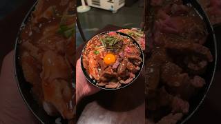 900円で食べられるお肉がパンパンに詰まった３種盛肉丼がコスパ最高！