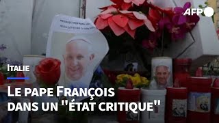 À Rome, des fidèles prient pour le pape François, dans un \