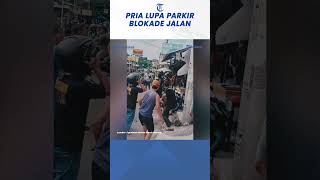 Viral Pria Blokade Jalan gegara Lupa Parkir Motor Bikin Lalu Lintas Tersendat