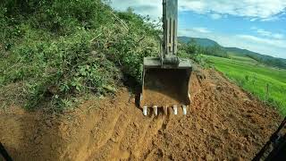 Escavadeira fazendo limpeza de estrada Parte final