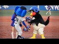 【2014.04.26】オタ芸を打つドアラと応戦するつば九郎