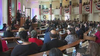 Illinois lawmakers take oath of office