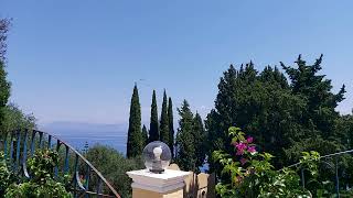 Hotel Louis Ionian Sun Korfu Aussicht vom Kinderpool, Flugzeug kurz vor Landung