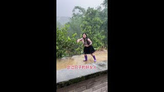 #上热门 这雨下的太大了，辛好没把新买的雨伞打湿。#万万没想到 #农村生活 #看一遍笑一遍 #意想不到的结局