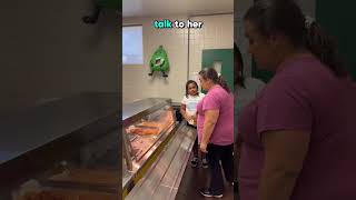 Students Learn Sign Language to Communicate with Deaf Cafeteria Worker🥹