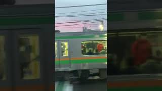 東海道線【上野東京ライン】　普通高崎行　E231系1000番台［編成不明］＋E233系3000番台［編成不明］15両編成での運用　到着動画