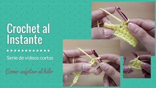 How to hold the yarn to crochet