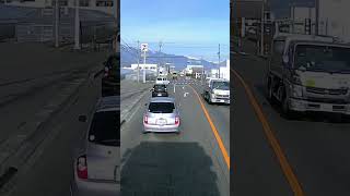 怪しい運転やな😲縁石に乗り上げて🤣