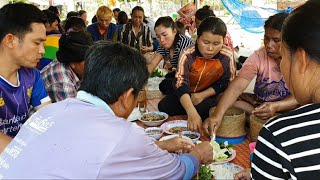 กินข้าวสามัคคี พักเที่ยงเลี้ยงอาหารคนงานดำนา | ກິນເຂົ້າທ່ຽງກັບທີມງານດຳນາ ແຊບໆ