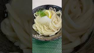 ぶっかけうどん　ぶっかけうどんは、麺をゆでる必要がなく、つけ汁をかけるだけで食べられるため、調理が非常に簡単で早いです。時間が限られている時や、急いでいる時には便利です。