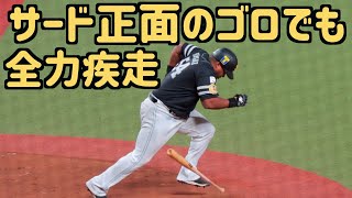 サード正面のゴロでアウト確実でも全力疾走するデスパイネ 【ホークス】