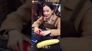 美女网管之吃香蕉