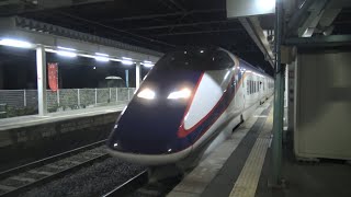 夜の高畠駅に到着する山形新幹線上りE3系つばさ