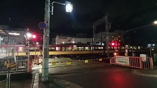 京阪電車丹波橋駅旁踏切，一次三班車通過