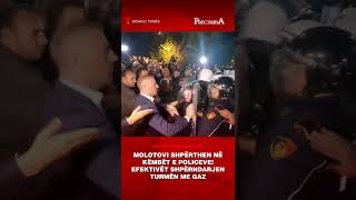 Molotovi shperthen ne kembet e policeve! Efektivet shperndajne turmen me gaz