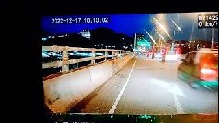 車CAM直擊 - 成塊鐵板係田螺車頂跌落地下，再片埋嚟😱