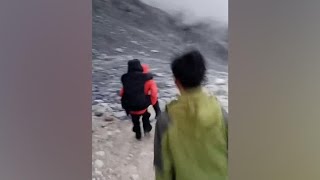 游客在香格里拉爬雪山体力不支，多名向导接力背下山