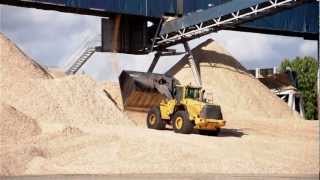 Volvo L220F | Handles wood chip on stack with 20m3 bucket