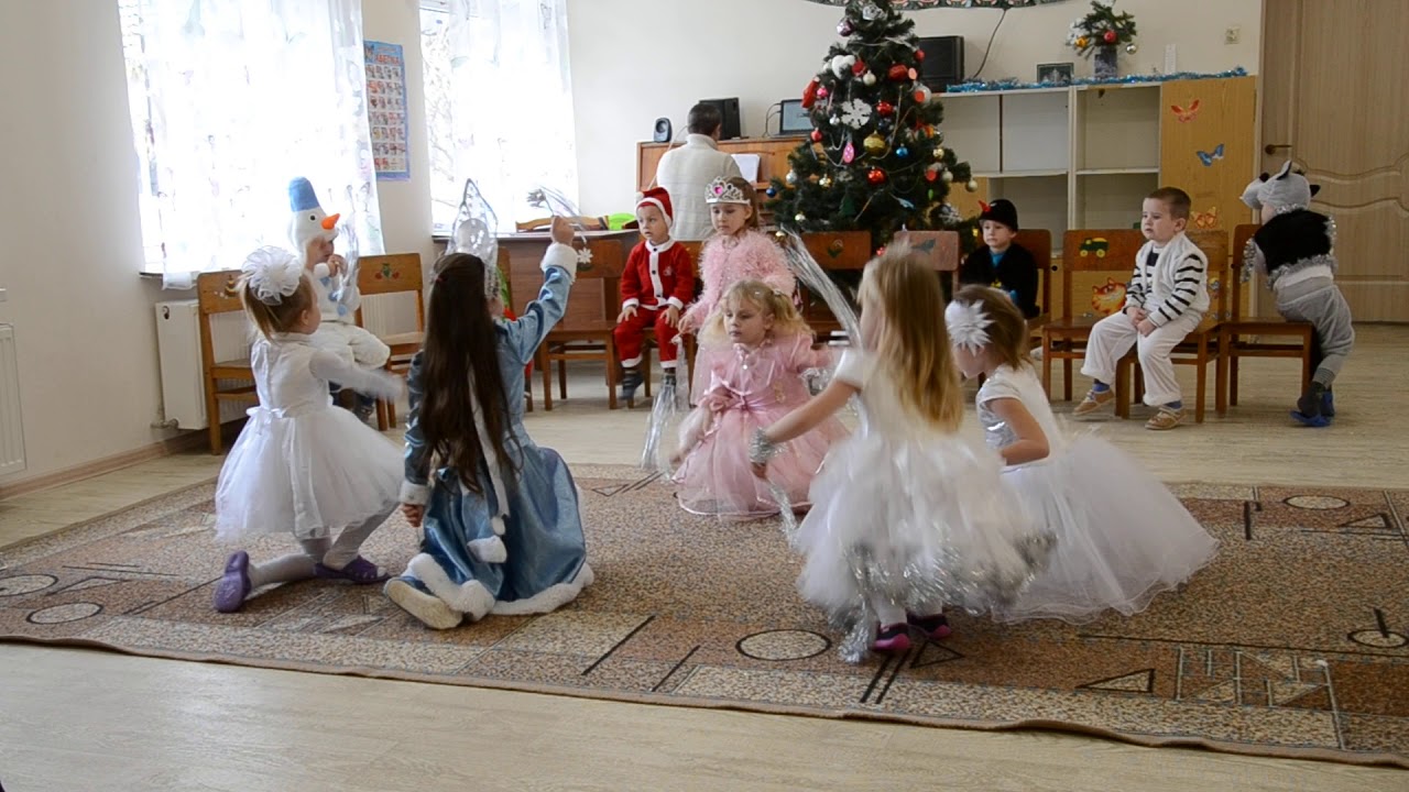 Танец для ясельной группы. Танец снежинок ясли. Танец снежинок в детском саду 45 город Ставрополь.