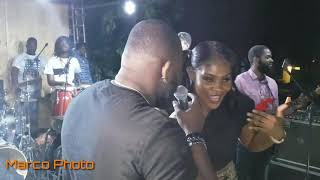 Pandan Rutshelle ap chante mizik Spesyal la Gonayiv,gen yon flannè ki monte vin chante pati Roody a.