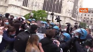 Tensione in piazza Duomo tra studenti pro-Ddl Zan e polizia