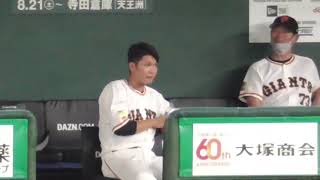 コーチ陣と談笑する坂本勇人