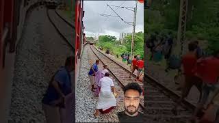 ট্রেনের সামনে মেয়েটি ,The girl in front of the train #trains #rail #reels