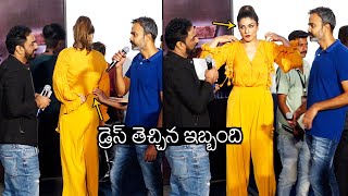 డ్రెస్ తెచ్చిన ఇబ్బంది | Raveena Tandon Uncomfortable With Her Dress at KGF 2 Promotions | Yash | FF