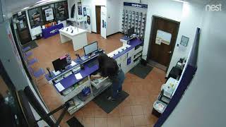 Attempted armed robbery at a Metro Pcs! Guy got karma (Chicago, IL)